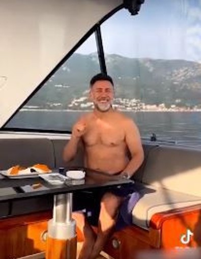 Ece Seçkin'den İzzet Yıldızhan'ın yarı çıplak haline tepki! Külot yorumunu unutmadı, yanıtını verdi - Resim : 2