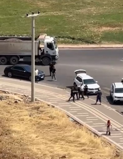 Diyarbakır'da akrabalar arasında çıkan kavga meydan savaşına döndü! Tekme ve yumrukların havada uçtuğu kavga silahlı kavgaya döndü! - Resim : 1