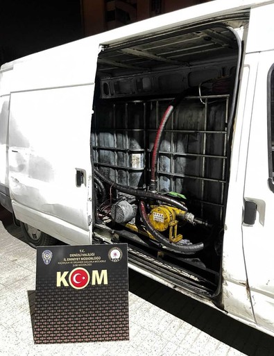 Şüpheli minibüsten 2 bin 800 litre kaçak akaryakıt çıktı! - Resim : 1