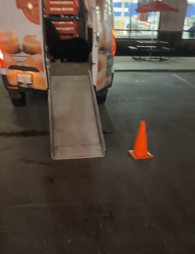 Dünyaca ünlü çörekleri dağıtan aracın kapısını açık görünce anne ve vahşi yavrusu içeri daldılar. Aracın şoförü, olanları görünce çörek dükkanına geri koştu - Resim : 1