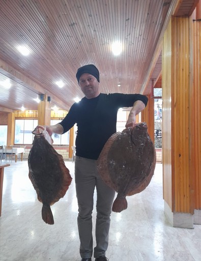 Sinop'ta balıkçı kardeşler, ağlarını suya attı. Ağları çektiklerinde gördüklerine inanamadılar. Nadir görülen canlıdan 2 tanesi ağın içindeydi. Rekor büyüklükte - Resim : 1