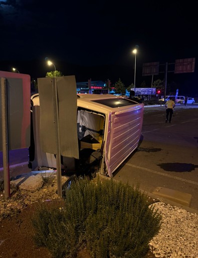 Niğde’de feci kaza! Otomobil ve minibüs çarpıştı: Yaralılar var! - Resim : 2