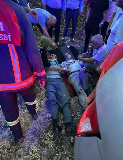 Adıyaman'da feci kaza! Otomobil takla atarak tarlaya uçtu: Yaralılar var! - Resim : 1