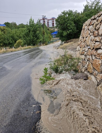 Tunceli'de etkili olan sağanak yağışın ardından cadde ve sokaklar sular altında kaldı - Resim : 1