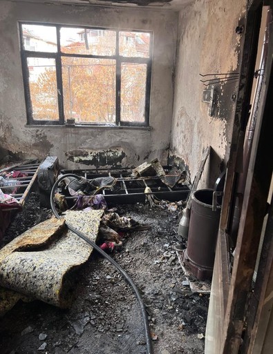 Isparta'da korkutan yangın: Alevler tüm daireyi sardı - Resim : 1