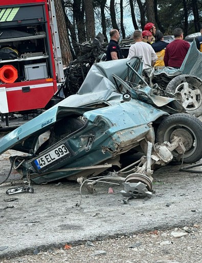 Balıkesir'de korkunç kaza! Otomobiller hurdaya döndü: Çok sayıda ölü ve yaralı var - Resim : 2