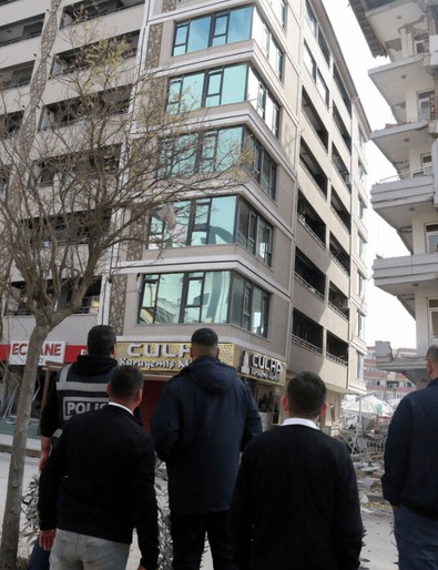 Bu görüntüyü gören yetkililer hızlıca müdahale etti! Ekip arabalarının hoparlörleri devreye girdi - Resim : 1