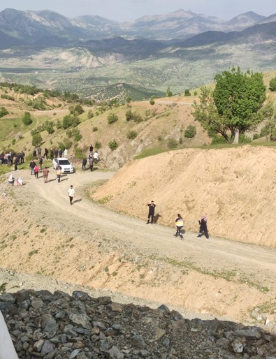 Diyarbakır'da feci kaza! Minibüs şarampole devrildi! Ölüler ve yaralılar var - Resim : 1