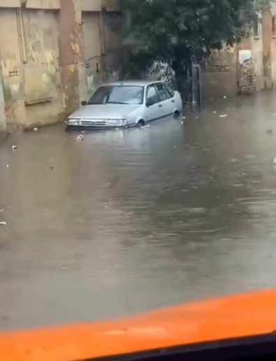 Mega kent İstanbul'da şiddetli sağanak! Cadde ve sokaklar göle döndü - Resim : 1