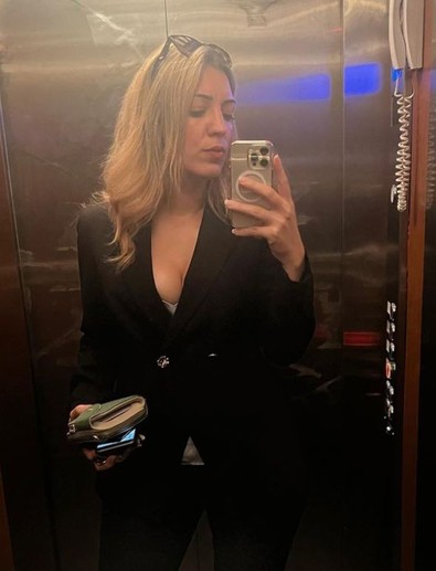 KPSS derslerine mini etekle girmesi Türkiye'yi çalkalayan öğretmen derin dekolteli ceketiyle yaptı yapacağını. Hayranları hayran kaldı - Resim : 2