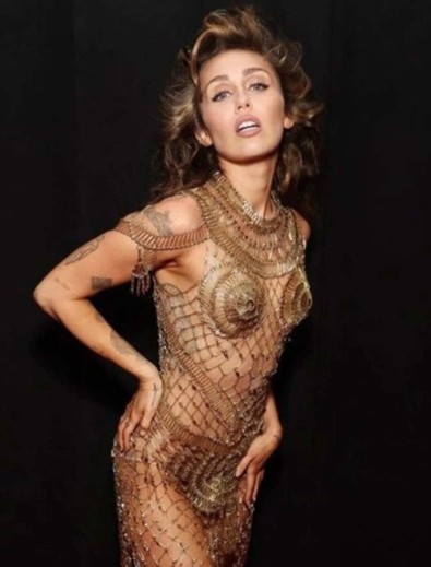 Miley Cyrus, Grammy’ye damga vurdu! Kıyafetini görenler yarı çıplak sandı: “İç çamaşırı unutmuş olabilirim" - Resim : 2