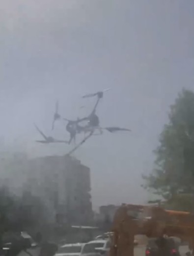 Tanıtım amaçlı uçurulan yangın söndürme dronu kontrolden çıkarak havada parçalandı! - Resim : 2