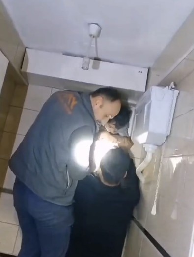 8 yaşındaki minik çocuk apartman boşluğuna sıkışan yavru kedinin kahramanı oldu - Resim : 1