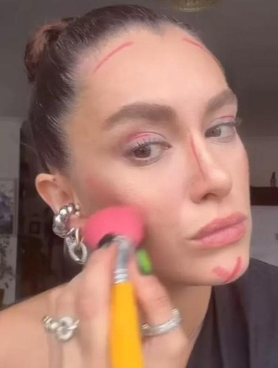 Hande Doğandemir çok gerildi! Takipçisine sert yanıt: "Önce terbiyeli olacaksın" - Resim : 1