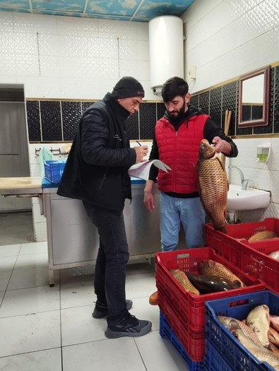 Beyşehir Gölü'nde balık avcılığı yapan herkes tek tek denetlendi. Balıkçılara kuralları hatırlatan uyarılar yapıldı - Resim : 1