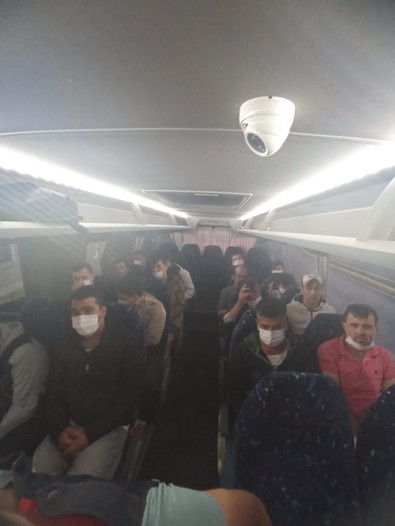 Düzensiz göçle mücadele: Kocaeli ve çevre illerden yakalanan 29 şahıs sınır dışı edildi - Resim : 1
