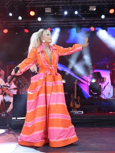 Süperstar Ajda Pekkan hayranlarını kızdırdı! Konser alanını terk ettiler! Usta sanatçının özrü de işe yaramadı - Resim : 1