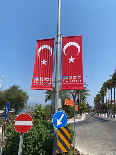 Türk bayrağında belediye logosu ve başkanın adı yazıldı! Valilik: Soruşturma başlatıldı - Resim : 1