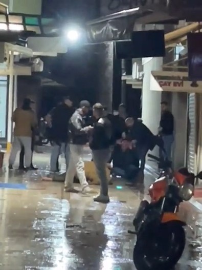 Eğlence kabusa döndü! Yerlerde tekmeleyip, kemerle acımasızca dövdüler - Resim : 1