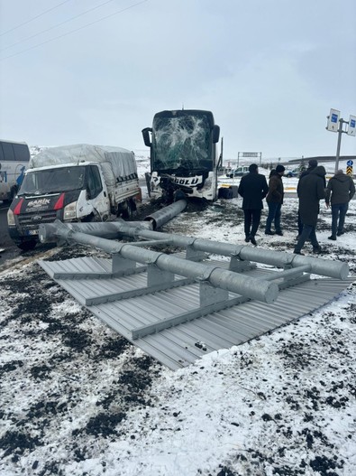 Ağrı’da feci kaza! Yolcu otobüsü ile kamyonet çarpıştı: 11 yaralı - Resim : 2