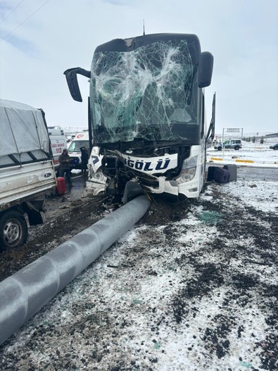 Ağrı’da feci kaza! Yolcu otobüsü ile kamyonet çarpıştı: 11 yaralı - Resim : 1