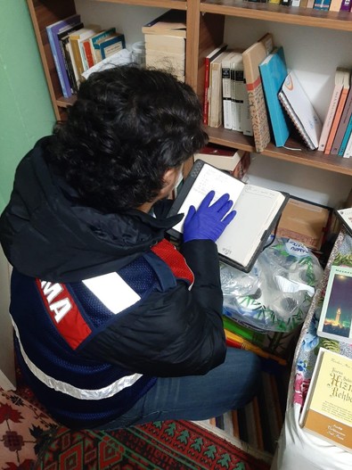 İzmir'de FETÖ operasyonunda 4 şüpheli yakalandı - Resim : 1