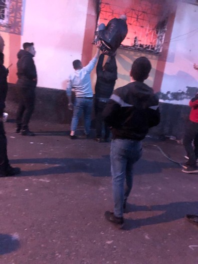 Yangın çıkan evin imdadına vatandaşlar yetişti: Kovalarla su taşıdılar - Resim : 2