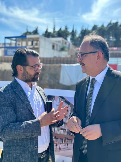 Bakan Özhaseki, hem gönül hem bina yapıyor - Resim : 1