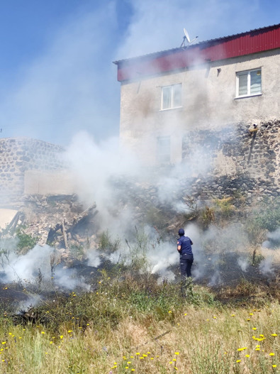 Kayseri'de meydana gelen arazi yangınında alevlerin ortasında kaldı. Belediye ekipleri zavallı canlıyı kurtarmayı başardı - Resim : 1