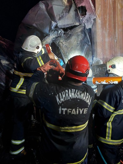 2 tır çarpıştı! Feci kazada tır alev alarak yanmaya başladı! Alev alan tırın sürücüsü feci şekilde can verdi! - Resim : 1