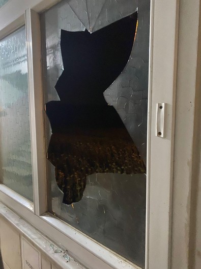 Yabancı uyruklu şahıs, taciz girişiminde bulundu! Girdiği apartmanı taşladılar! - Resim : 2