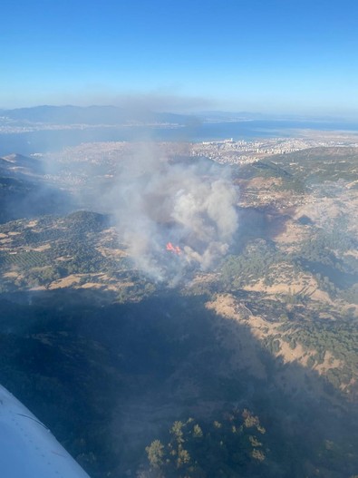 Karşıyaka'da orman yangını! 2 uçak ve 4 helikopter müdahale ediyor - Resim : 1