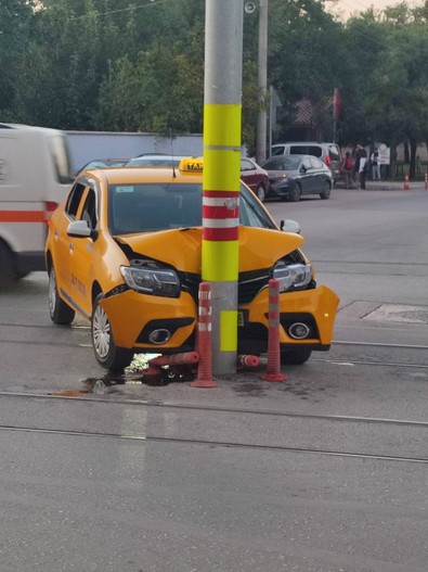 Ticari taksi yol ortasındaki direğe çarptı! Vatandaşlar ise duruma sitem etti! - Resim : 1