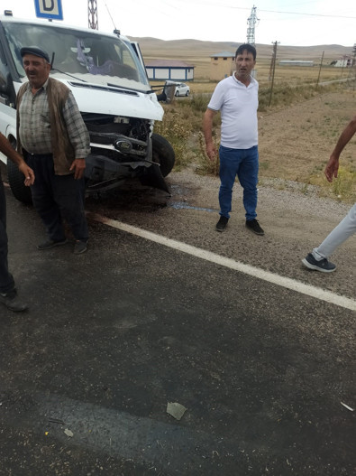 Van'da otomobille kamyonet çarpıştı: 6 yaralı! - Resim : 1