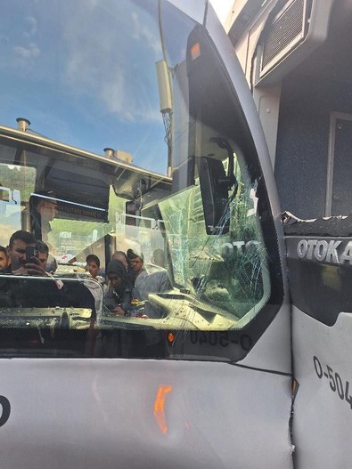15 Temmuz Şehitler Köprüsü'nde metrobüs kazası: Yaralılar var - Resim : 1