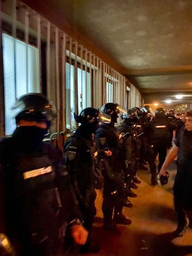 Derbi yenilgisi sonrası ortalık karıştı! Taraftar soyunma odasını bastı, teknik direktörün yüzünde ve boynunda kesikler oluştu! - Resim : 1
