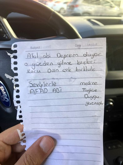 AFAD ekibine yazdıkları mektup duygulandırdı: 'Gitme, bizleri koru' notu - Resim : 1