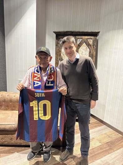 Dünya futbolundan bir yıldız daha kaydı! Barcelona acı haberi duyurdu! 75 yaşındaki efsane hayatını kaybetti - Resim : 2