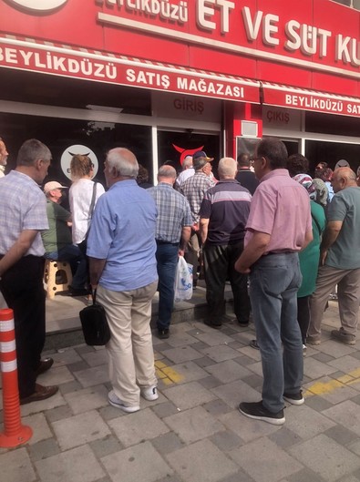 Kurbanlıklar cep yakıyor! Vatandaşlar ucuz et alabilmek için sabaha karşı Et ve Süt Kurumu önünde kuyruğa giriyor - Resim : 3