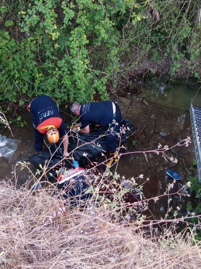 Sakarya'da feci olay! Yol kenarında tuvaletini yapmak için durdu! 10 metre yükseklikten düşerek can verdi! - Resim : 2
