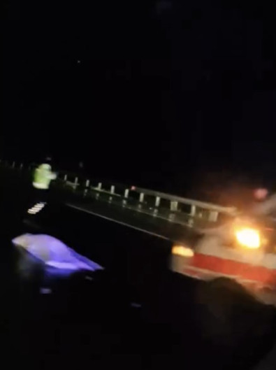 Kuzey Marmara Otoyolu'nda feci kaza: Yola reflektör koyarken otobüs çarptı! - Resim : 1