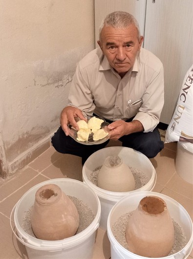 Kayseri'de asırlardır süren gelenek! Büyükbaş hayvanlardan alıp çömleklerle birlikte 6 ay kuma gömüyorlar - Resim : 1