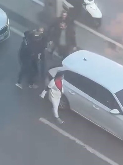 E-5'te yumruk yumruğa kavga! Trafiğe bile aldırış etmediler - Resim : 1