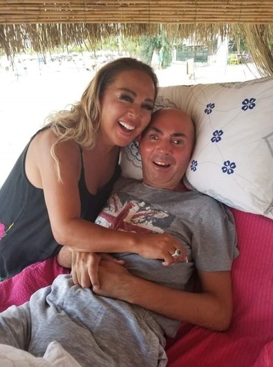 Safiye Soyman'ın en acı günü! Uzun yıllardır o hastalıkla mücadele ediyordu! Oğlu Harun Akaröz hayatını kaybetti! - Resim : 1