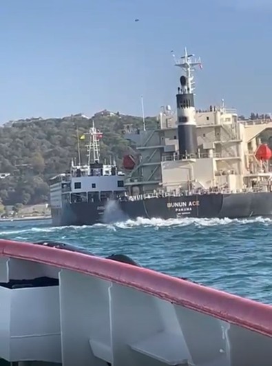 İstanbul Boğazı’nda hareketli saatler! İki gemi çarpıştı: O anlar kamerada - Resim : 1
