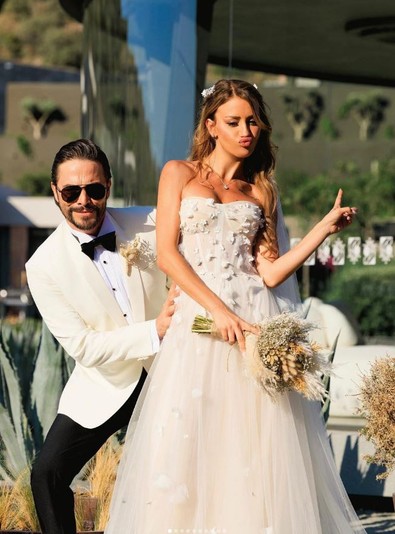 Ünlü oyuncu Ahmet Kural'dan romantik evlilik yıl dönümü kutlaması! Eşine olan aşkını duyurdu! Paylaşımı gündem oldu - Resim : 1