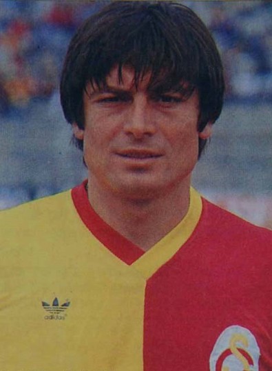Futbolcunun sesini taklit ederek annesini dolandırdılar! Dolandırıcıya kolonya da ikram etti - Resim : 1