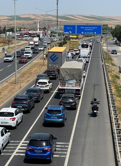 Bayram dönüşü tatilciler yollara düştü! Tekirdağ'dan İstanbul yönüne araç yoğunluğu devam ediyor! Zaman zaman araç kuyrukları yaşanıyor! - Resim : 2