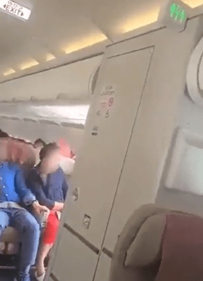 Uçaktaki yolculardan biri 'Bunaldım' dedikten sonra hava almanın bir yolunu buldu. Yolcuların hayatını tehlikeye atan bu hareket sonrası tutuklandı - Resim : 1