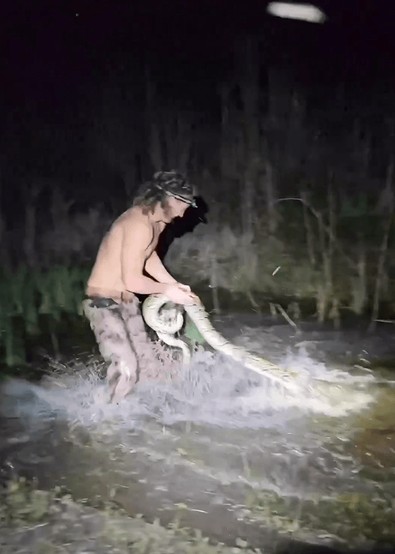 Gece vakti bir anda suya atladı saniyeler içinde elinde devasa yaratıkla sudan çıktı. Genç adamın yaptığını görenler küçük dilini yuttu - Resim : 1